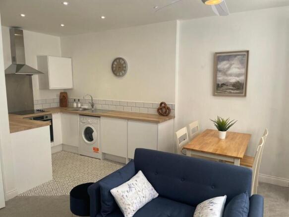 2 bed Apartment to rent Image 4