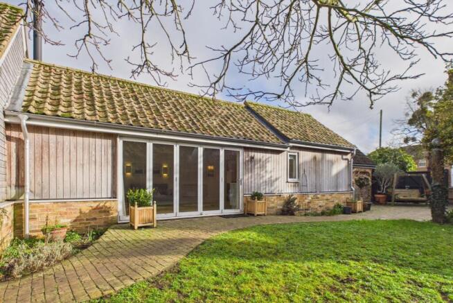 CAM02519G0-PR0380-STILL061