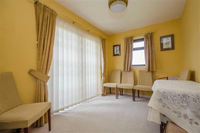 LIVING ROOM/BEDROOM 