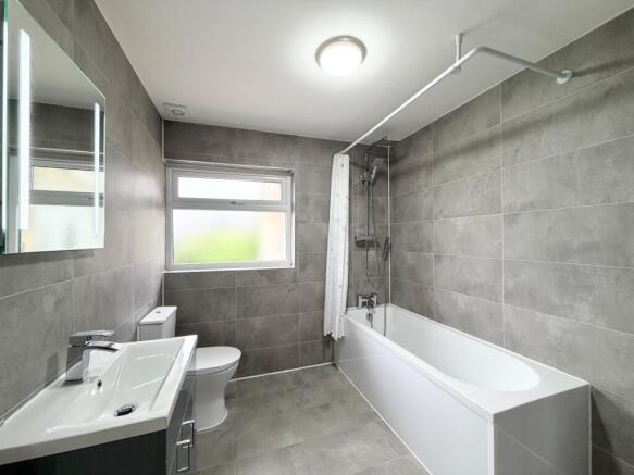 5 bed Bungalow to rent Image 12