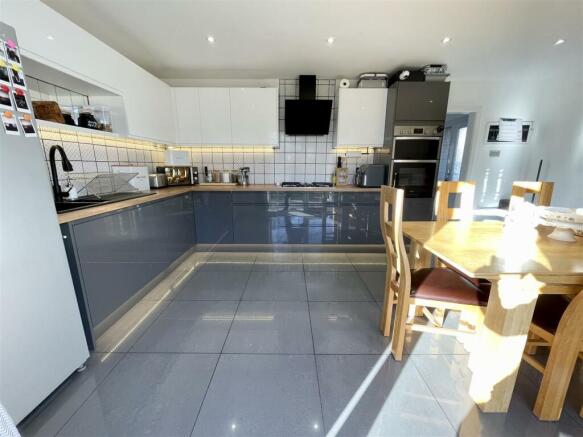 2. KITCHEN.jpg