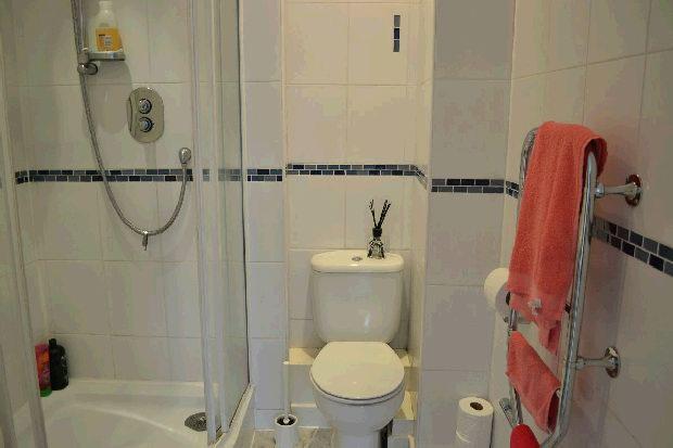EN-SUITE SHOWER ROOM