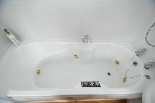 Jacuzzi Bath en-suit
