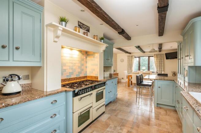 KITCHEN/DINING ROOM