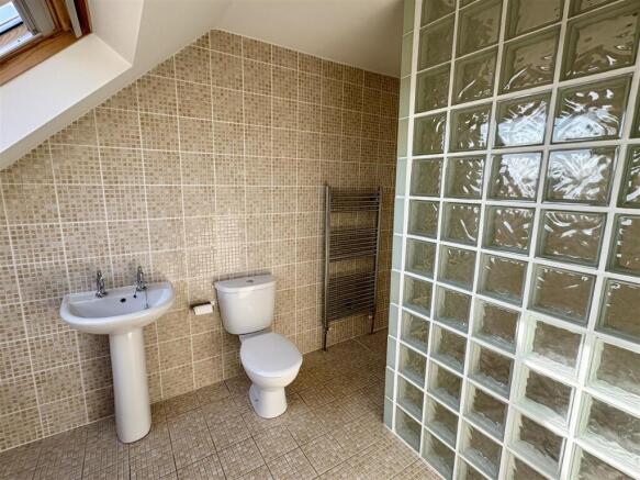 5 bed Detached to rent Image 9