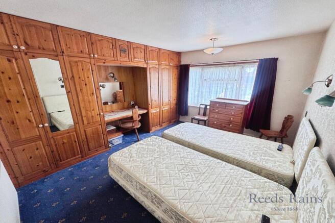 4 bed Bungalow for sale Image 3