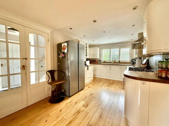 4 bed Detached for sale Image 7