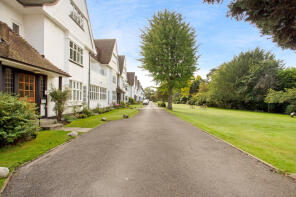 Flat 9, Raleigh House, Watts Road, Thames Ditton KT7 0DB