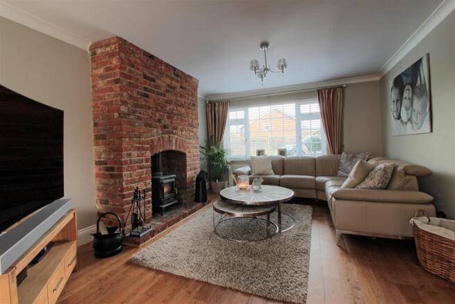 LOUNGE (pic 2)