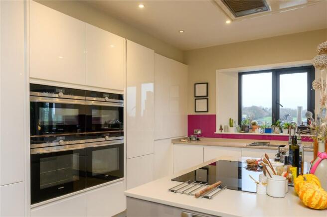 6 bed Detached for sale Image 5