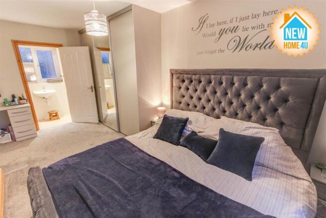 MAIN BEDROOM: