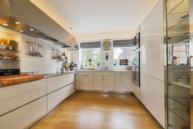 5 bed Detached for sale Image 6