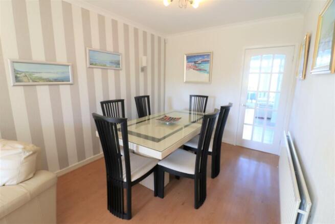 SNUG/DININGROOM