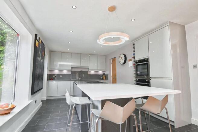 5 bed Detached for sale Image 7