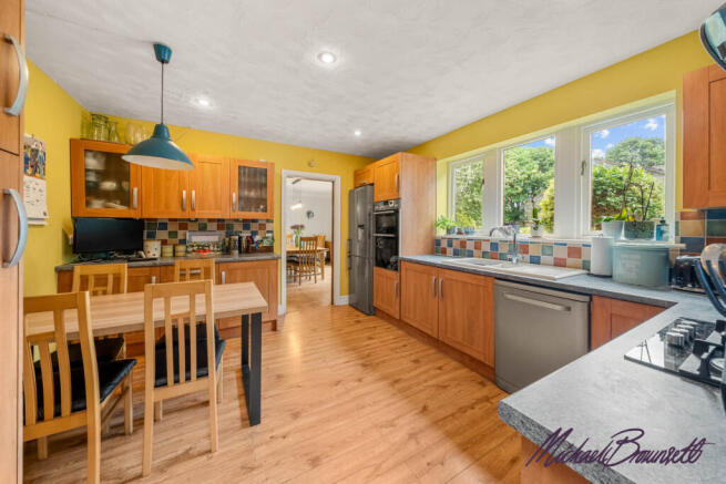4 bed Detached for sale Image 8