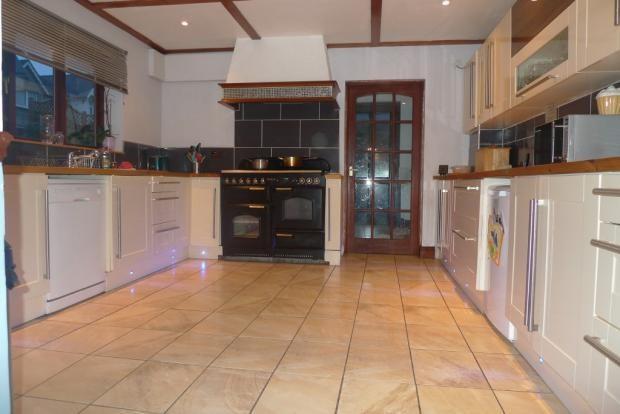FITTED KITCHEN