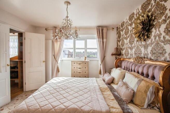 5 bed Detached for sale Image 9