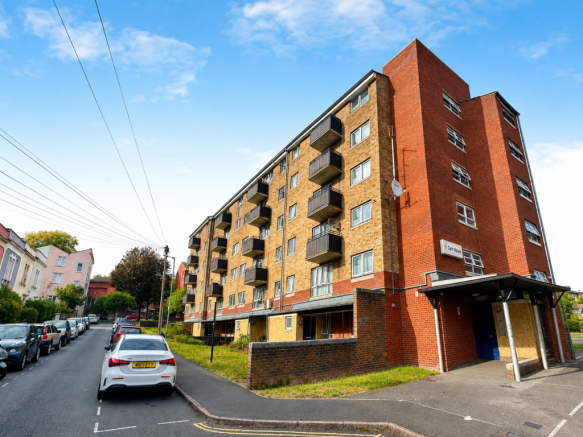 1-bed flat on William Street, Bristol, BS2, £230,000