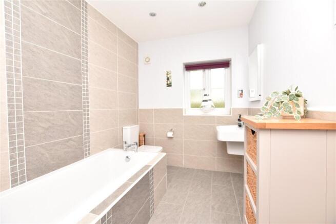 6 bed Detached for sale Image 10