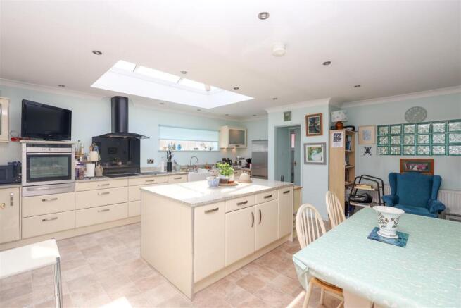 2 bed Detached Bungalow for sale Image 6