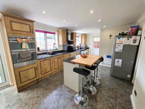 4 bed Detached for sale Image 9