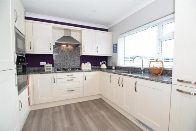 MODERN FITTED KITCHEN