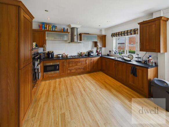 4 bed Flat to rent Image 4