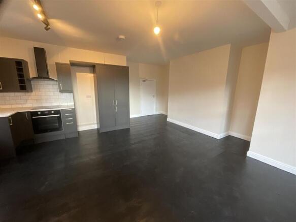 2 bed Flat to rent Image 12