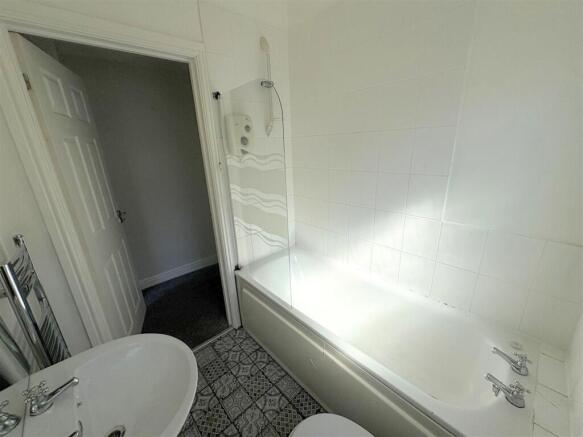 Bathroom b.jpg