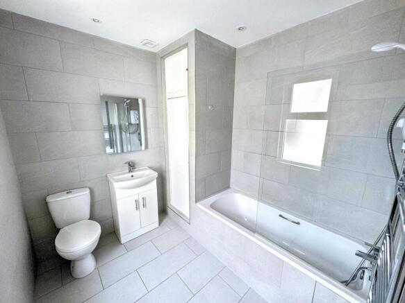 2 bed Terraced to rent Image 6