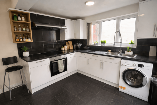 7 bedroom End Terrace for rent