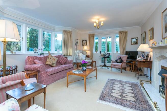 LIVING ROOM a.jpg