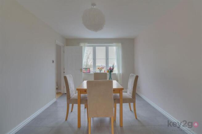 5 bed Detached for sale Image 11