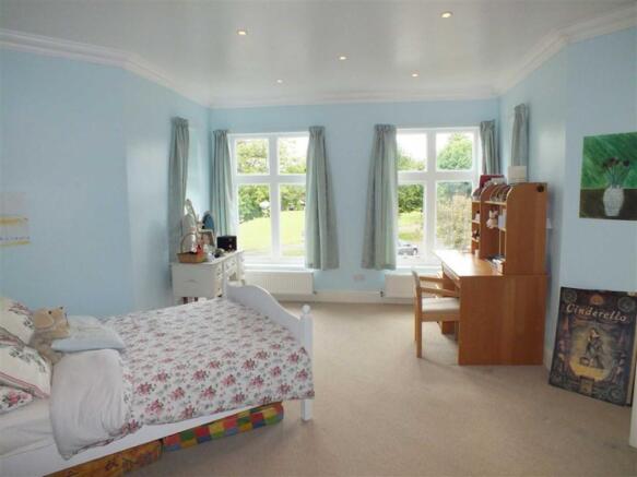 BEDROOM 2