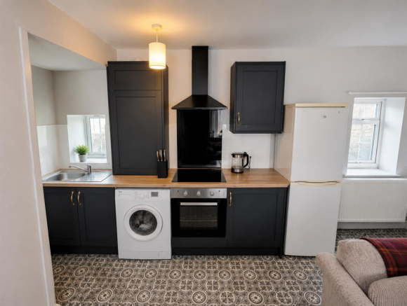 2 bed Terraced to rent Image 4