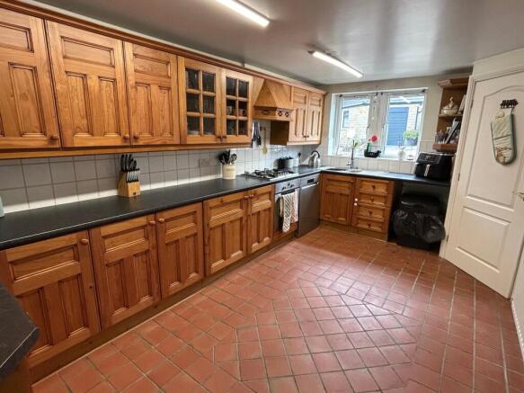 4 bed Detached for sale Image 5