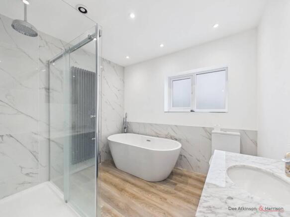 5 bed Detached for sale Image 11