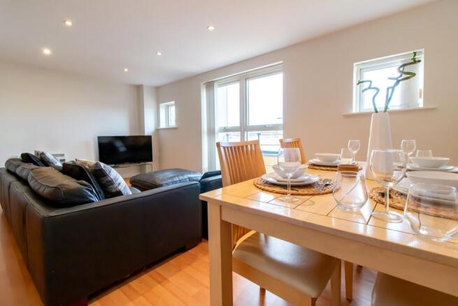 Lounge/Dining 2