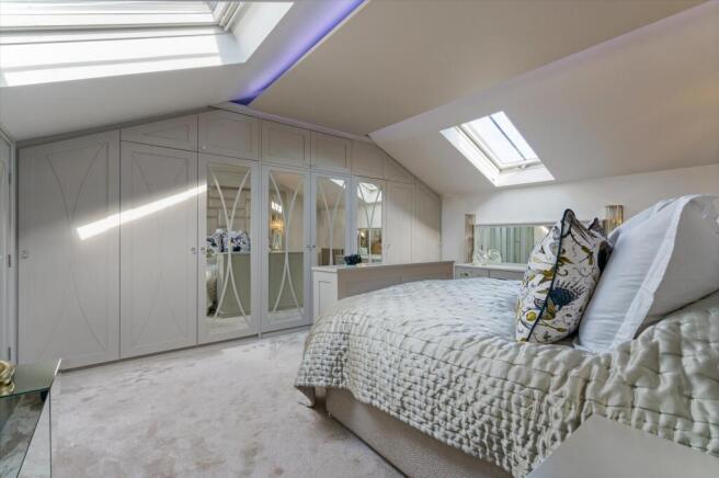5 bed Detached for sale Image 9