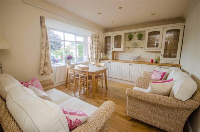 DINING/FAMILY ROOM