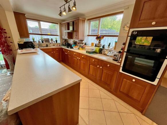 3 bed Semi-Detached for sale Image 3