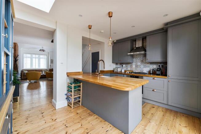 Westward Road, E4