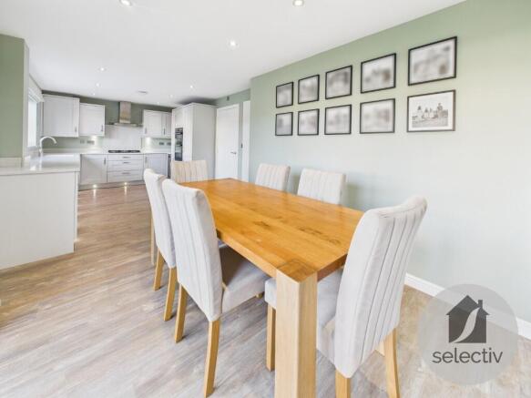 5 bed Detached for sale Image 8