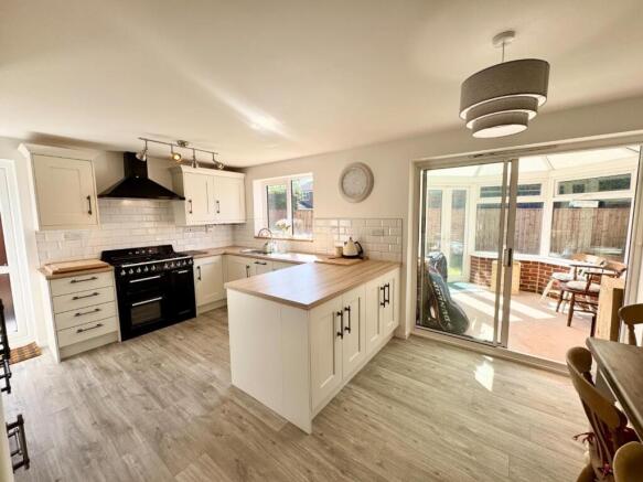 4 bed Detached for sale Image 8