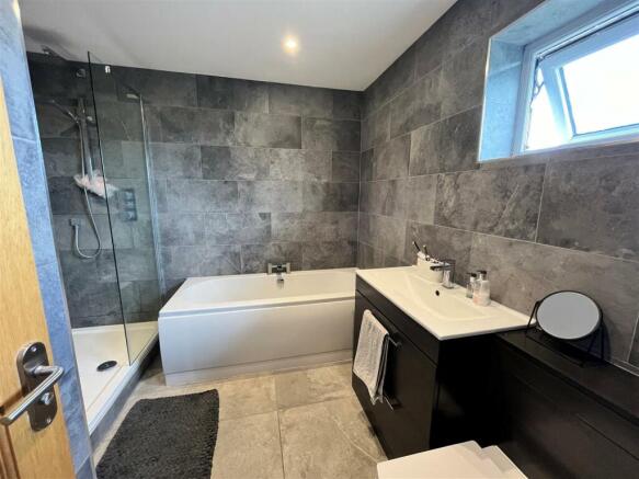 Bathroom 1.jpg