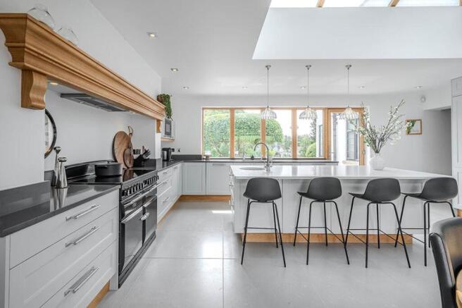 6 bed Detached for sale Image 4