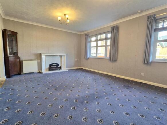 LOUNGE WITH DINING AREA