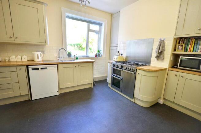 Kitchen & Breakfast Area