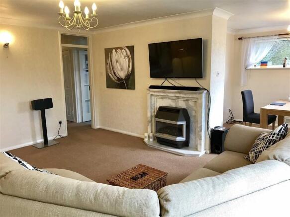 L-shaped lounge /dining room