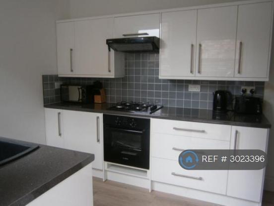 2 bed Terraced to rent Image 2